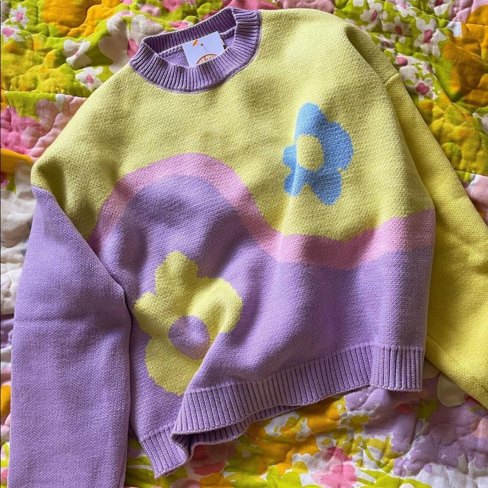 1 LEFT! DAISY YIN AND YANG SWEATER - Picture 2 of 2